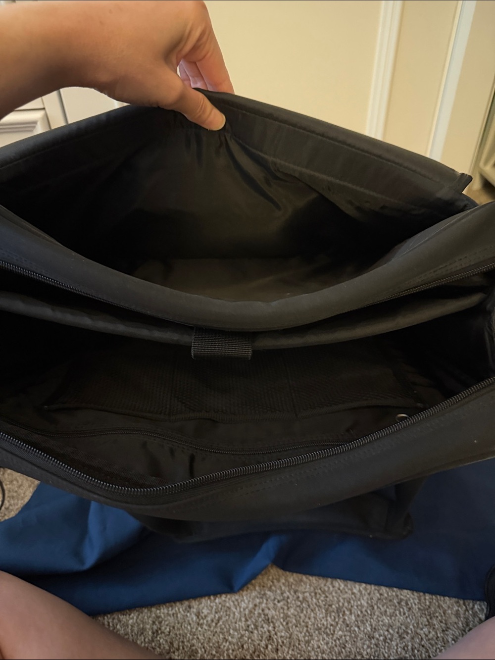 Kenneth Cole Reaction Black Messenger /Laptop Bag with Adjustable Strap - Picture 6 of 9